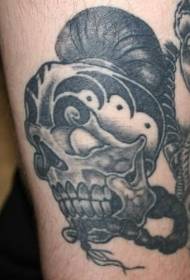 crni uzorak tetovaže lubanje