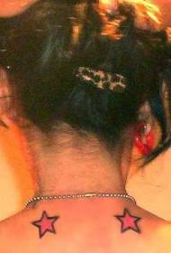dvije crvene zvijezde tetovaža uzorak na ramenu