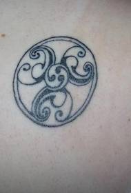 okrogel črni vzorec tetovaže