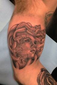 Brazo grande bonito Medusa con tatuaxe de serpe