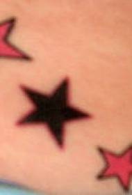 粉红和黑色的星星纹身图案