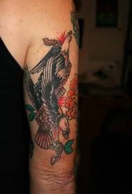 Arm tradicionālais krāsu ērglis un ziedu tetovējums