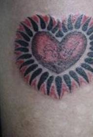 ročno rdeče srce s sijočo sliko tatoo