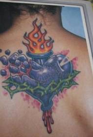 patró de tatuatge en cor posterior trencat i flama