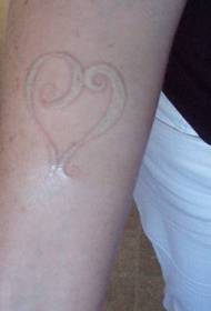 tinta lengan putih pola tato jantung