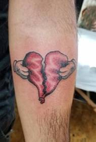 pojkararm målade på lutning enkla linjer rivna hjärtformad tatuering Bild