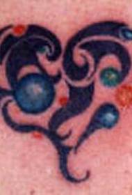 Црн племенски облик на срце со обоен модел на тетоважа на скапоцен камен