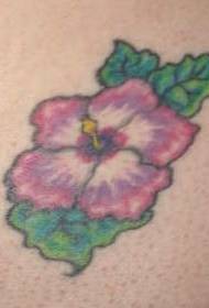corak tatu hibiscus berwarna bahu wanita
