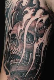 大きな黒い煙と頭蓋骨のタトゥーパターン