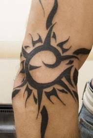 model de tatuaj de soare tribal negru braț