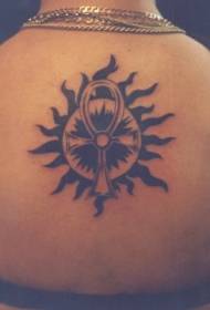 Задній малюнок татуювання хрестом чорного сонця