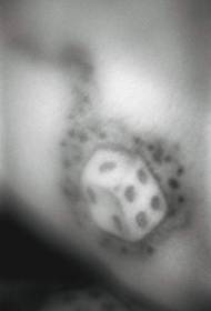 Eenvoudig zwart-wit dobbelstenen tattoo patroon