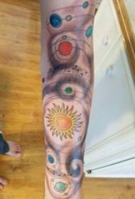pojkar på armen målade gradient geometriska enkla linjer kreativa planetunivers tatueringsbilder