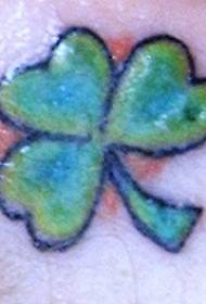 Pečių spalvos airiško dobilo tatuiruotės raštas