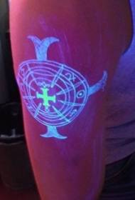 奇妙なサイン蛍光タトゥーパターンの腕