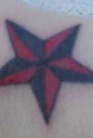 微小的红色和黑色星星纹身图案