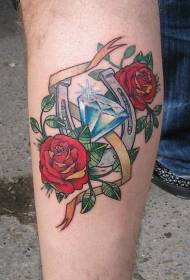 Brazo diamante y patrón de tatuaje de herradura rosa roja