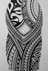 черно сива скица творчески геометрични елементи племенен тотем татуировка ръкопис