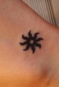 patrón de tatuaxe de sol pequeno negro tribal