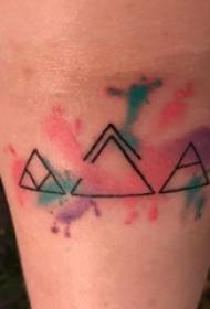 Băieții pictați pe braț au pictat linii geometrice imagini de tatuaj în triunghi
