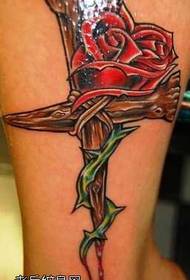 Motif de tatouage de croix de fleurs