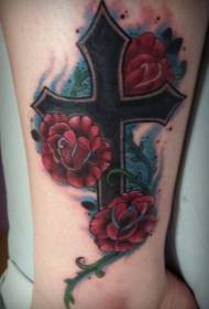 mooi swart kruis met rooi roos tatoeëringpatroon
