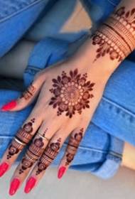 Apreciação de obras de arte de tatuagem pintada à mão de Henna indiana Hannah