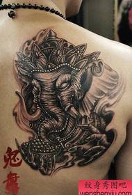 moški hrbet super kul vzorec tatujev slonov