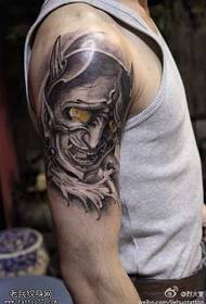 braccio nero grigio come modello del tatuaggio