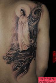 ерлердің артқы жағында Гуанин айдаһарға арналған татуировка үлгісі
