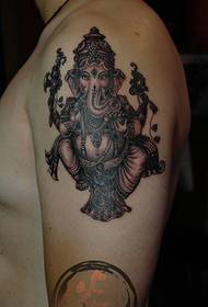 男性の腕の美しい古典的な黒と白の象の神のタトゥーパターン