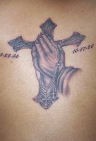 Lūgšanas rokas un krusta piemiņas tetovējums