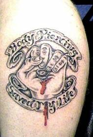 mà d'espatlla amb lletra de tatuatge religiós patró