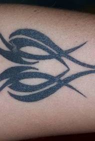 braț imagine de tatuaj în formă de inimă tribal negru