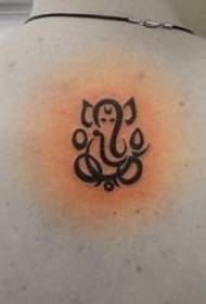 zadní barva jednoduché sloní bůh totem tetování