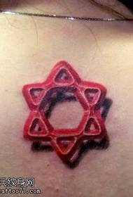 задняя красная татуировка в виде шестиконечной звезды