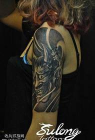 braç negre gris com patró de tatuatge