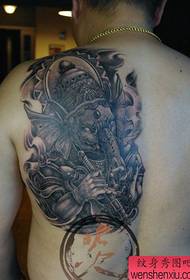 момчета задни рамене готин и красив модел на татуировка бог на Слон