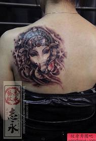 jeune fille épaules beau motif de tatouage d'éléphant