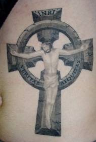Jezus wytatuowany na kamiennym krzyżu