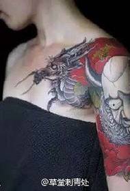 Modeli i tatuazhit i shtrembëruar mbi shpatull
