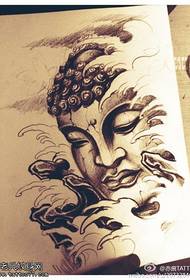 tattoo-figuer hat in manuskriptwurk fan Buddha oanrikkemandearre
