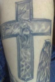 Cruz impresa en el retrato del tatuaje de Jesús