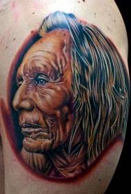 boja ramena realističan portret tetovaže indijskog starca