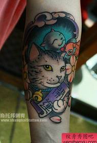 braç popular un patró de tatuatge de gat afortunat