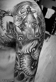padrão de tatuagem de elefante clássico de ombro