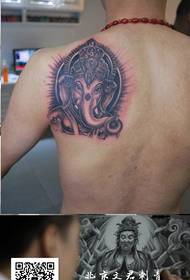 Patino vyro petys klasikinis juodųjų ir baltųjų dramblių dievo tatuiruotės modelis