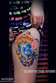 barva na stegnu vzorec tetovaže boga slona