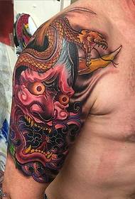 Padrão de tatuagem de cobra no ombro