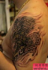 озброїтися релігійним малюнком татуювання коньяку